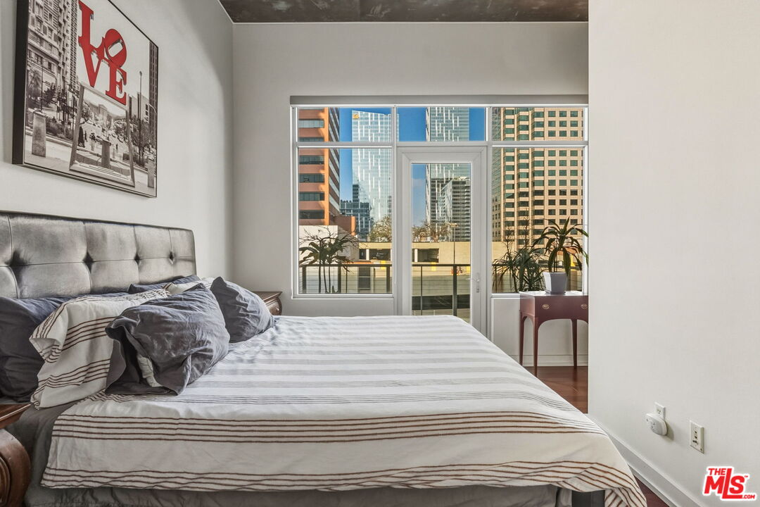 645 W 9th St Unit: 712