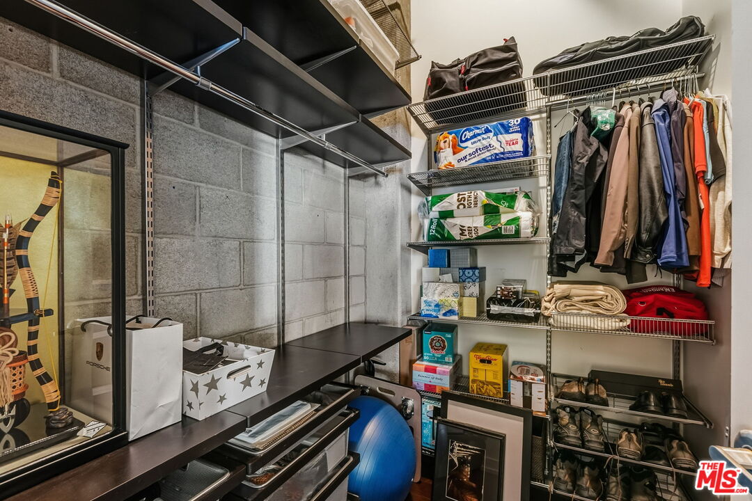 645 W 9th St Unit: 712