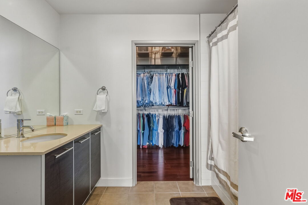 645 W 9th St Unit: 712