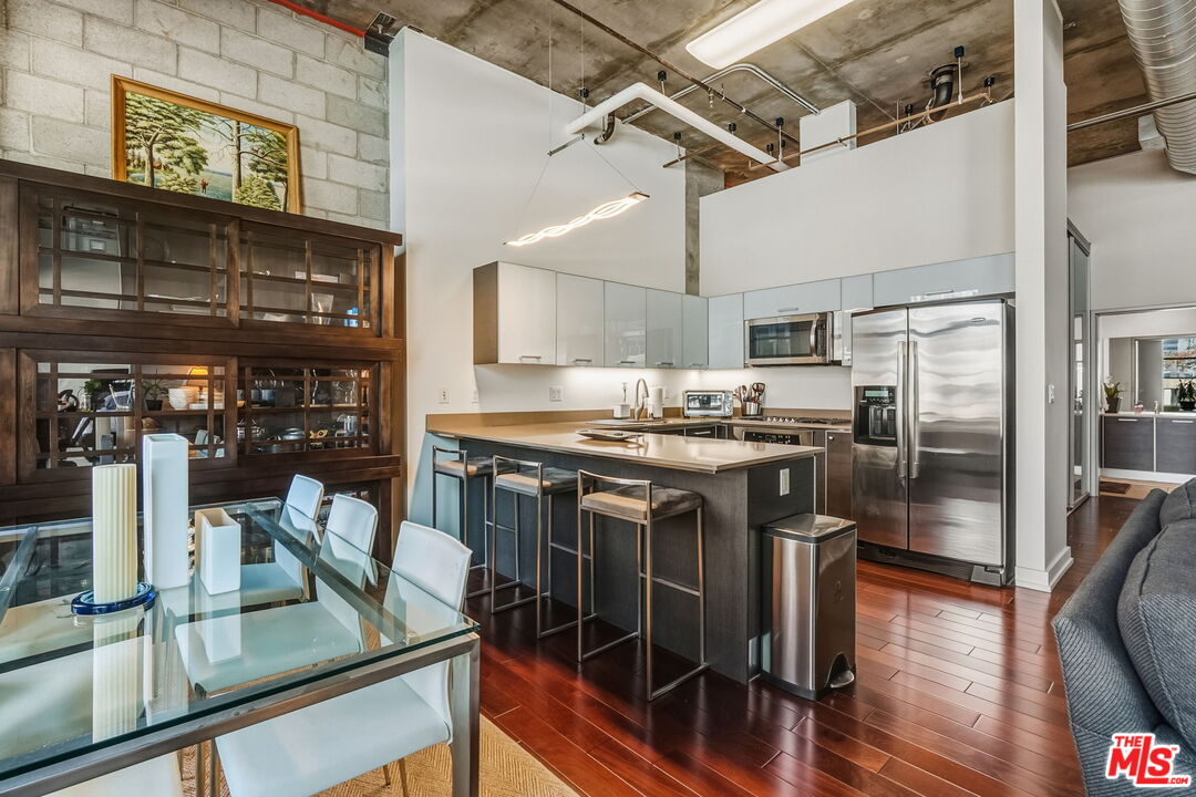 645 W 9th St Unit: 712