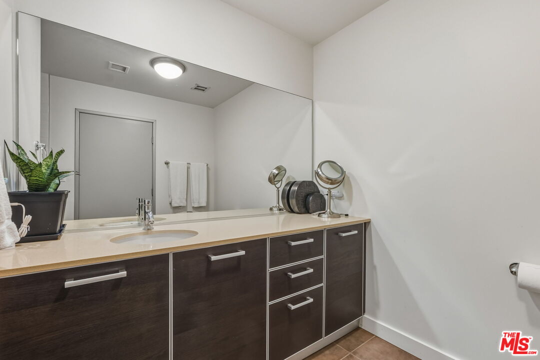 645 W 9th St Unit: 712