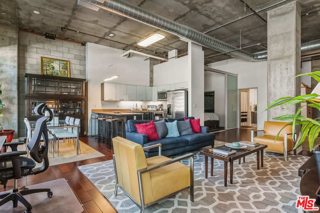 645 W 9th St Unit: 712