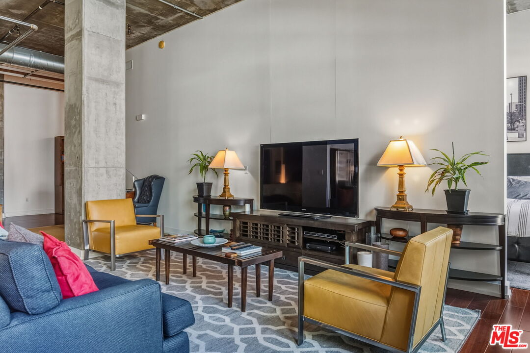 645 W 9th St Unit: 712