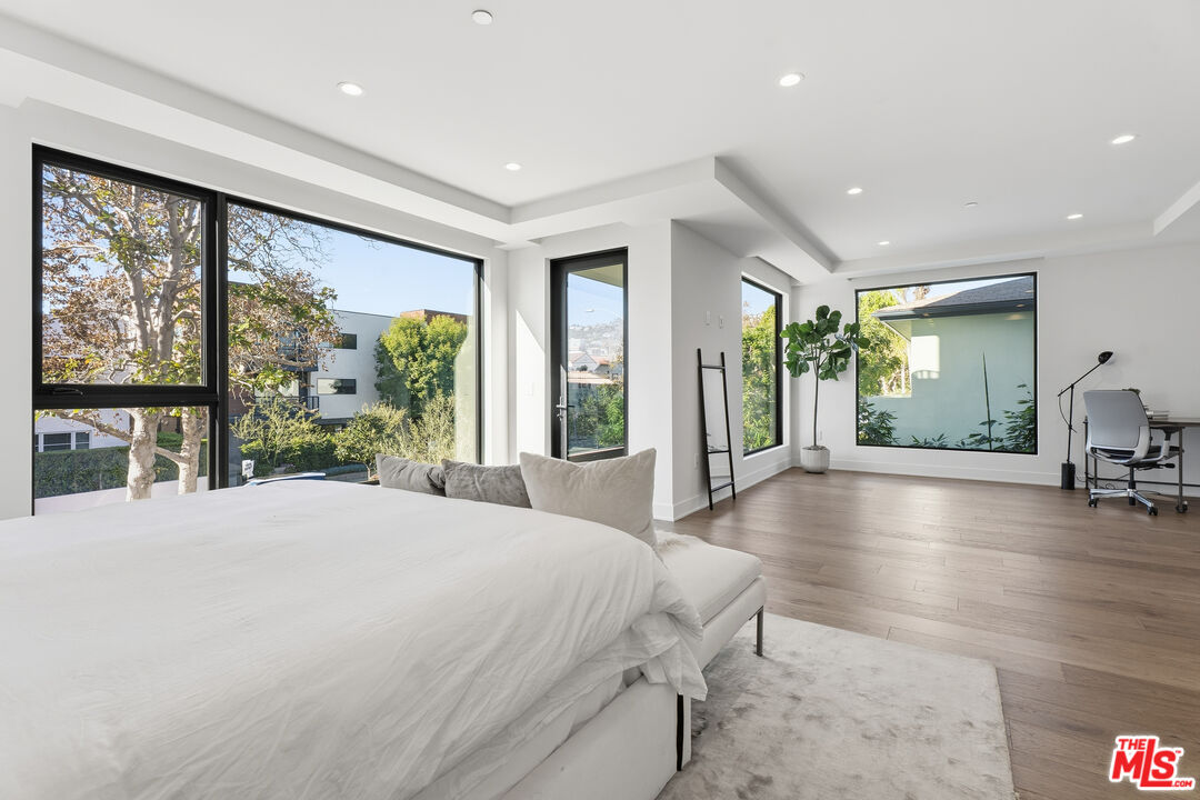 725 N Croft Ave Unit: 110