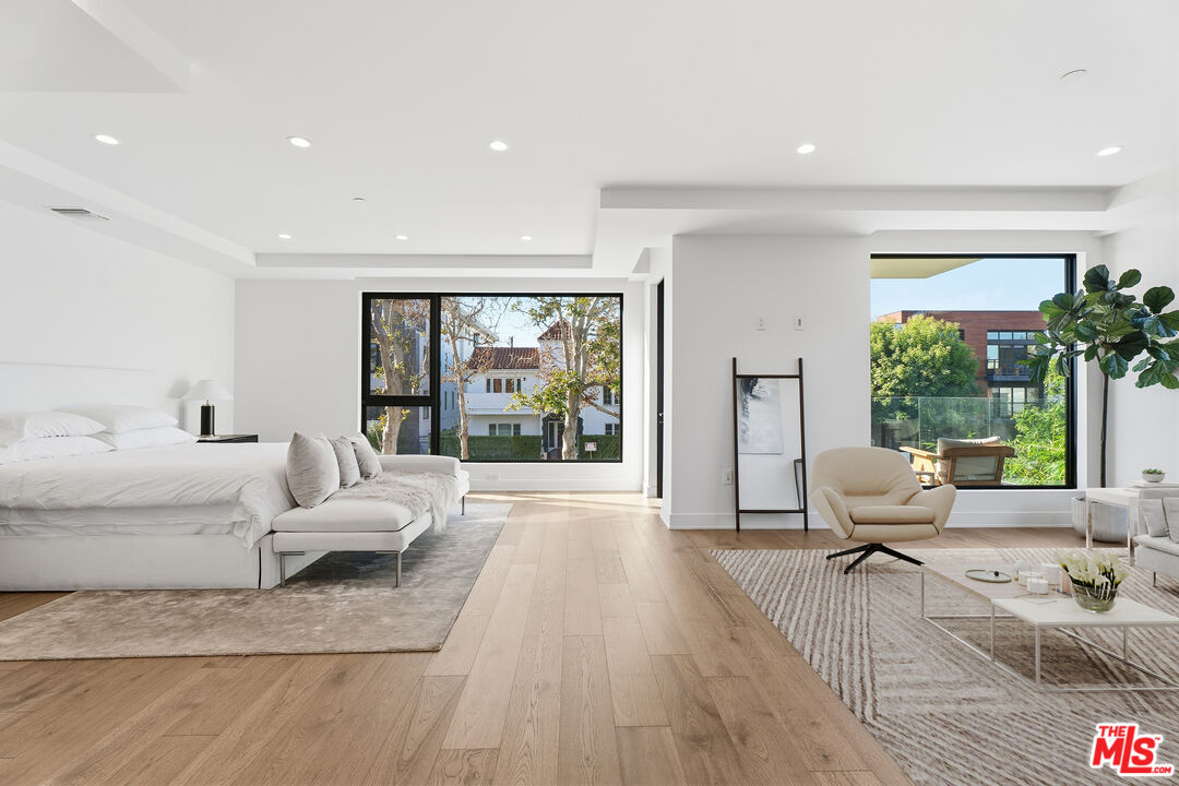 725 N Croft Ave Unit: 302