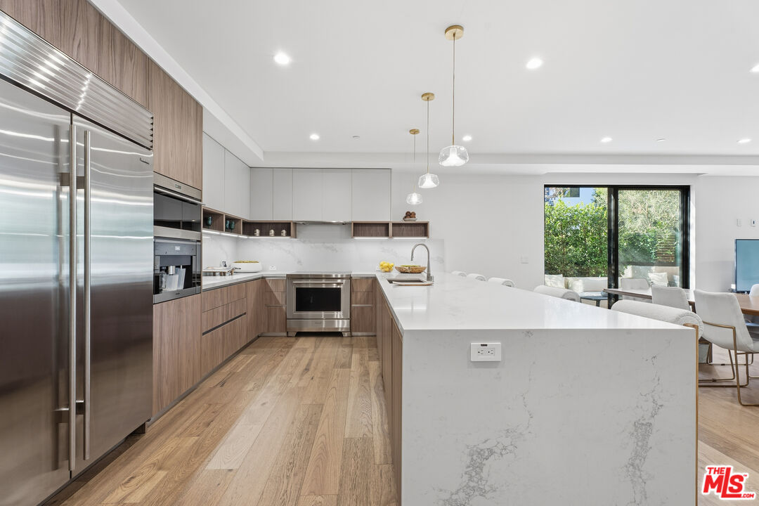 725 N Croft Ave Unit: 308