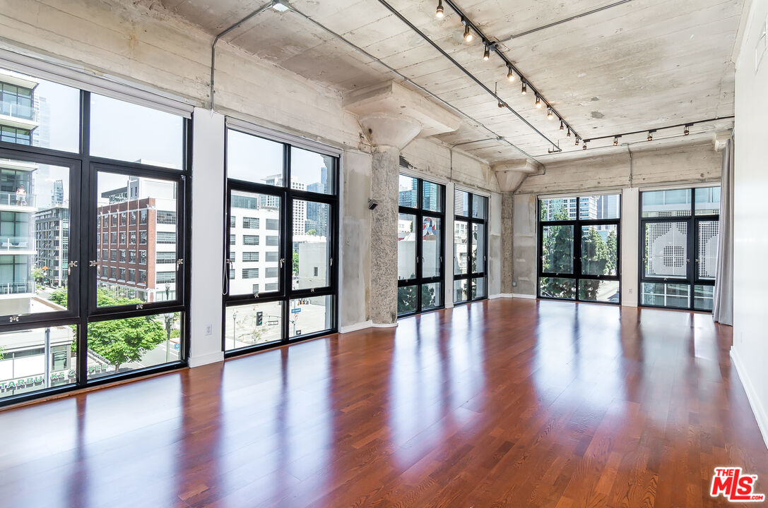 330 W 11th St Unit: 406