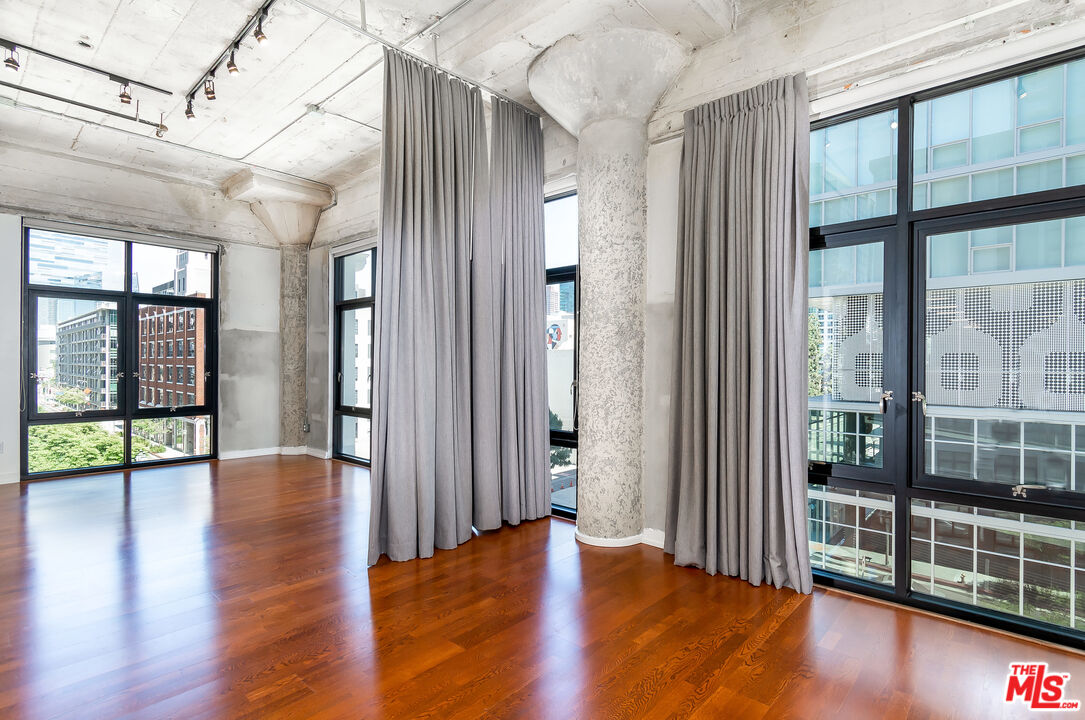 330 W 11th St Unit: 406