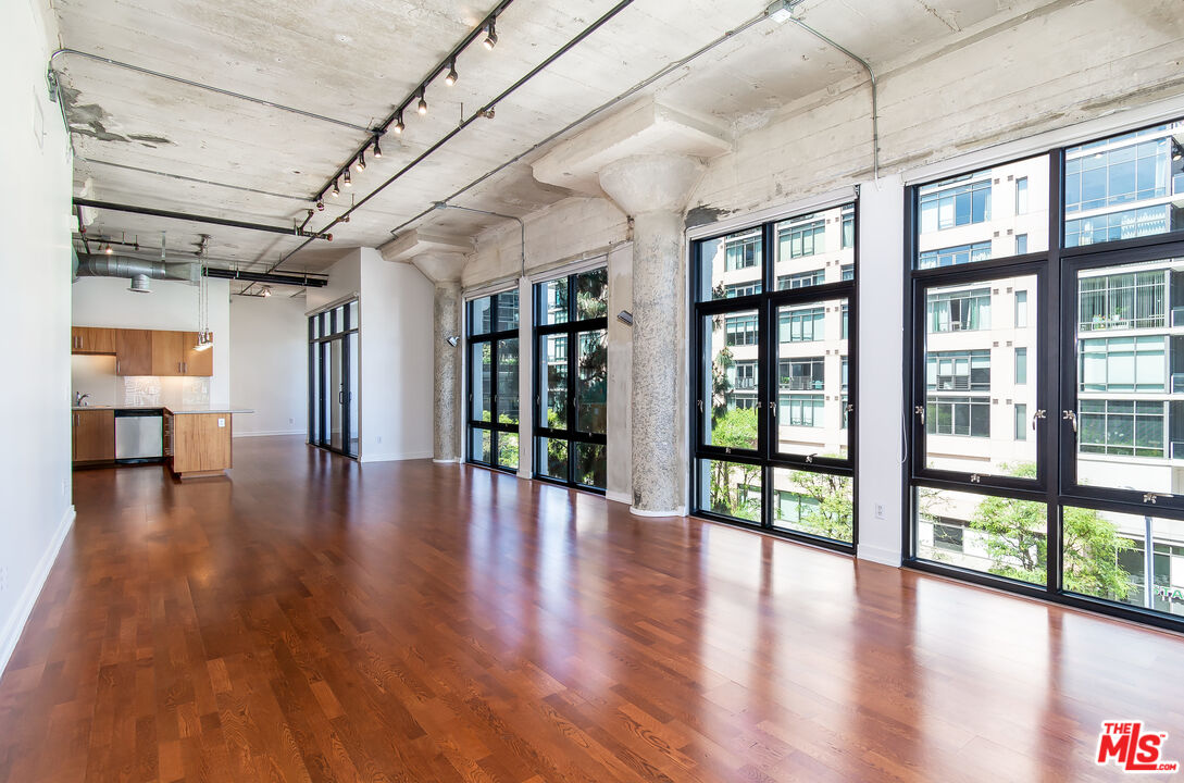 330 W 11th St Unit: 406