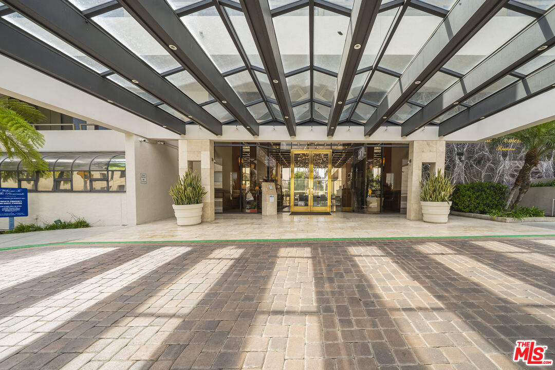 121 S Hope St Unit: 518