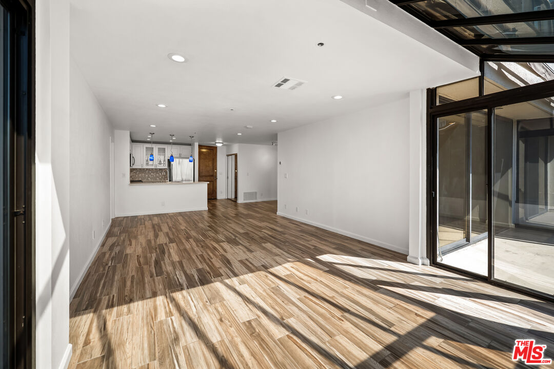 121 S Hope St Unit: 518