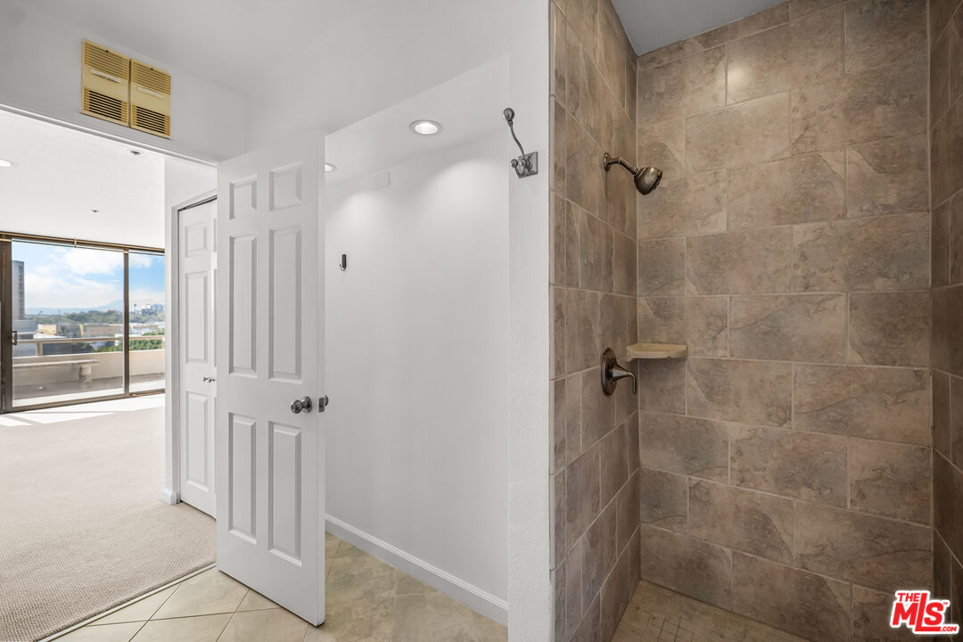 121 S Hope St Unit: 518