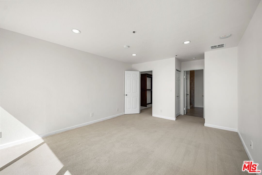 121 S Hope St Unit: 518