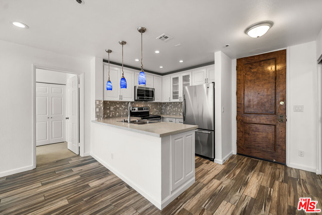 121 S Hope St Unit: 518