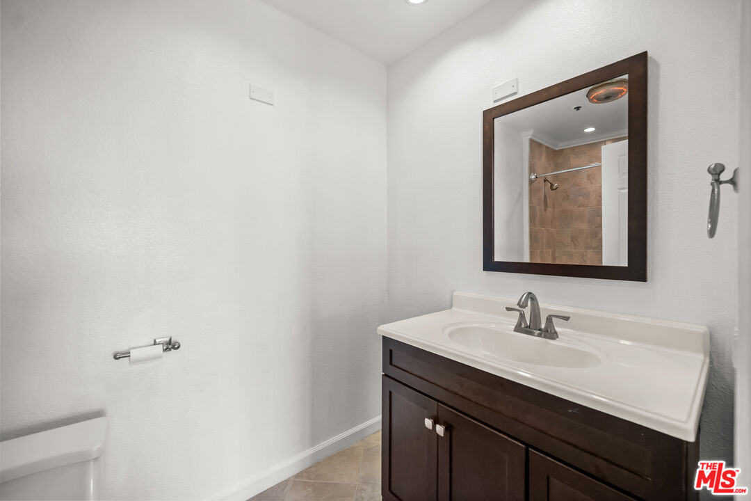 121 S Hope St Unit: 518