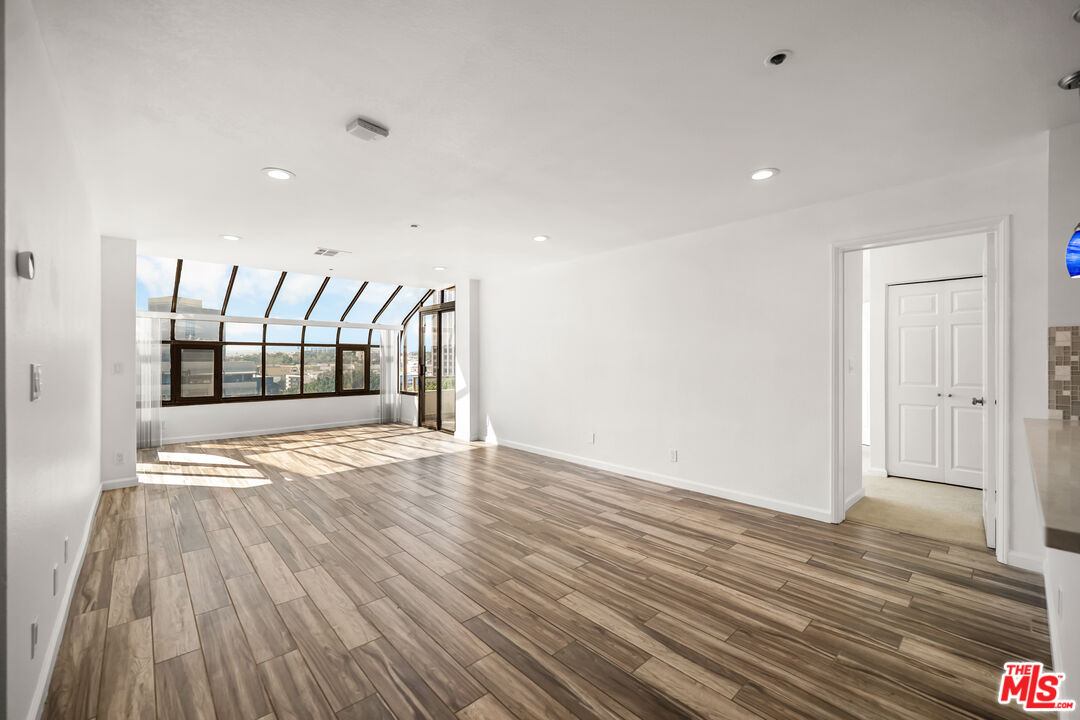 121 S Hope St Unit: 518
