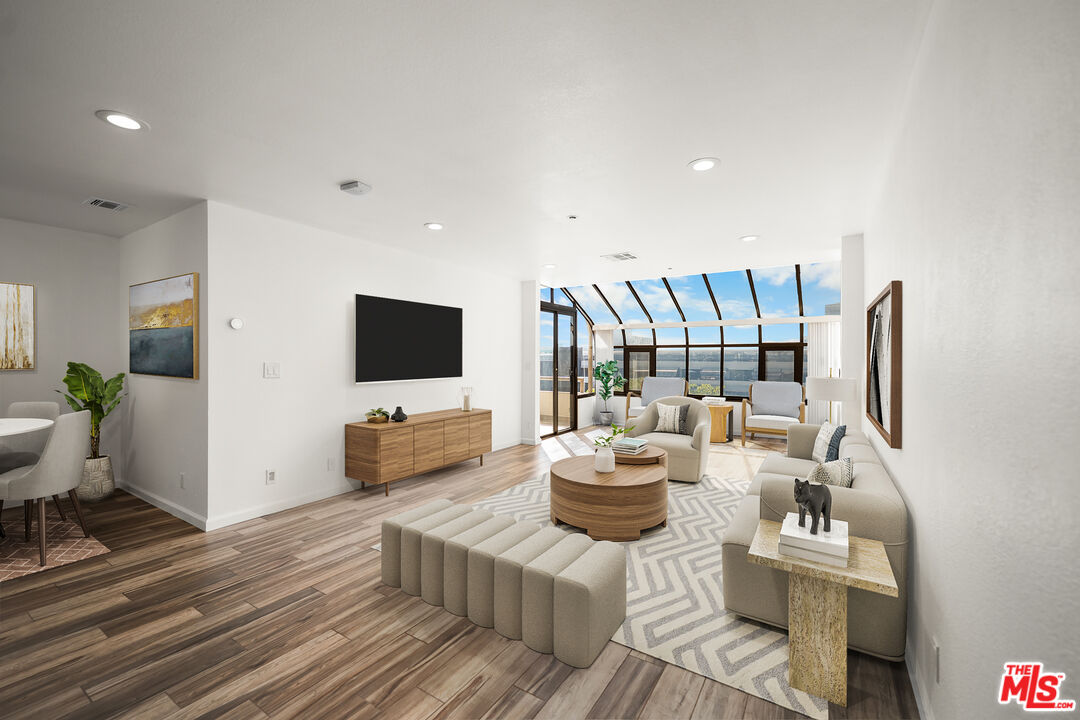 121 S Hope St Unit: 518