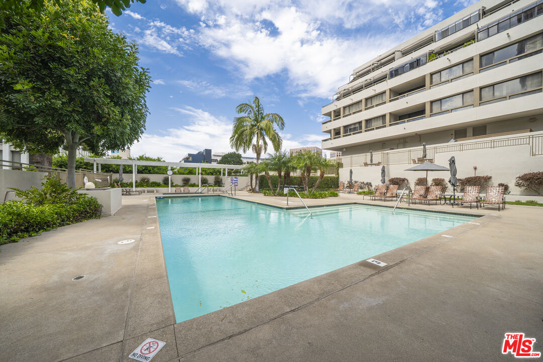 121 S Hope St Unit: 518