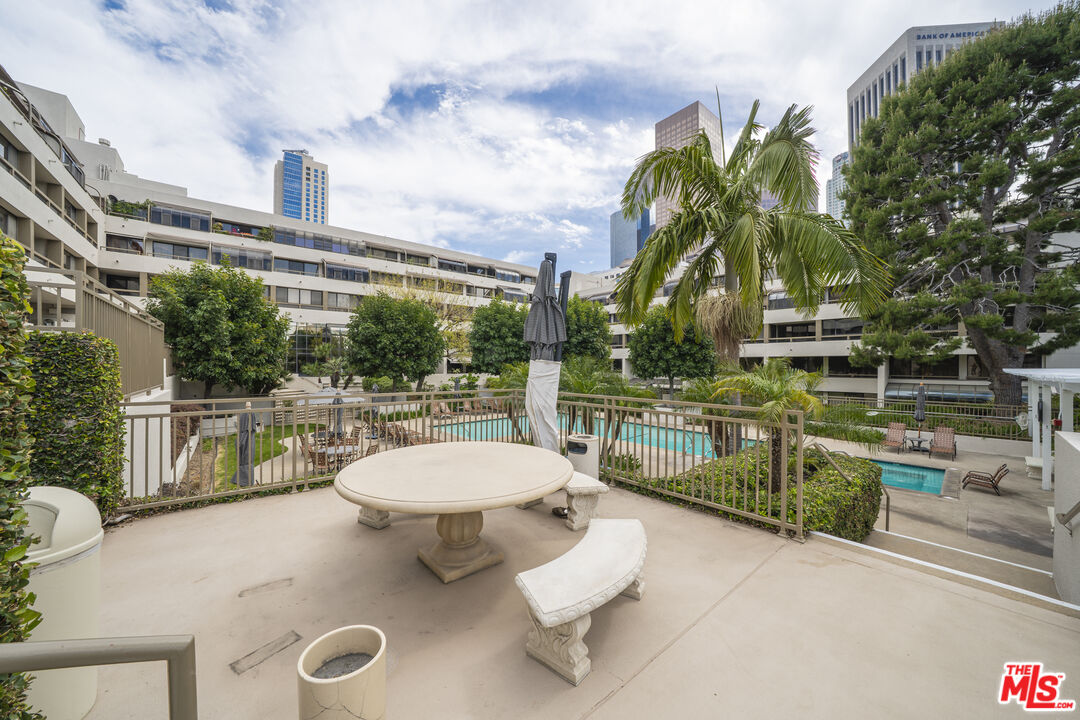 121 S Hope St Unit: 518