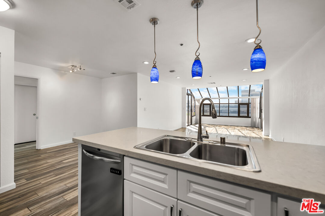 121 S Hope St Unit: 518