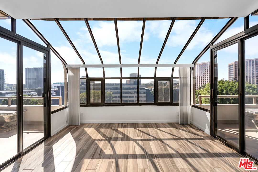 121 S Hope St Unit: 518