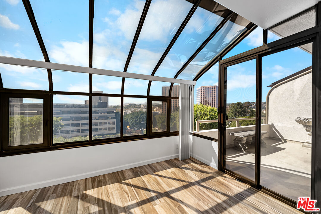 121 S Hope St Unit: 518
