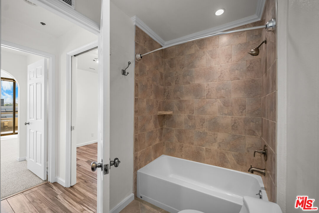 121 S Hope St Unit: 518
