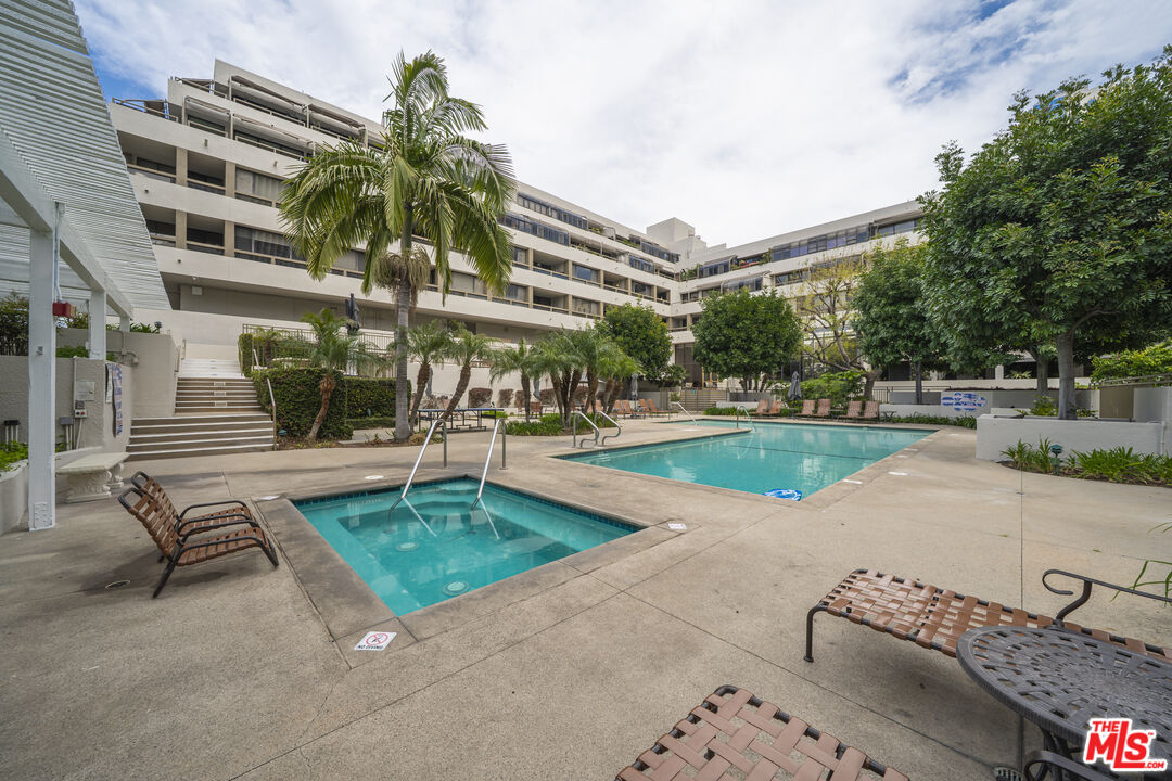 121 S Hope St Unit: 518