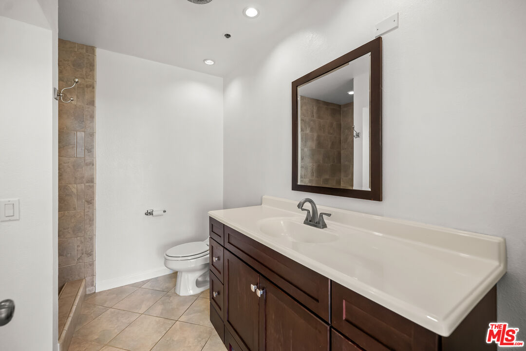 121 S Hope St Unit: 518