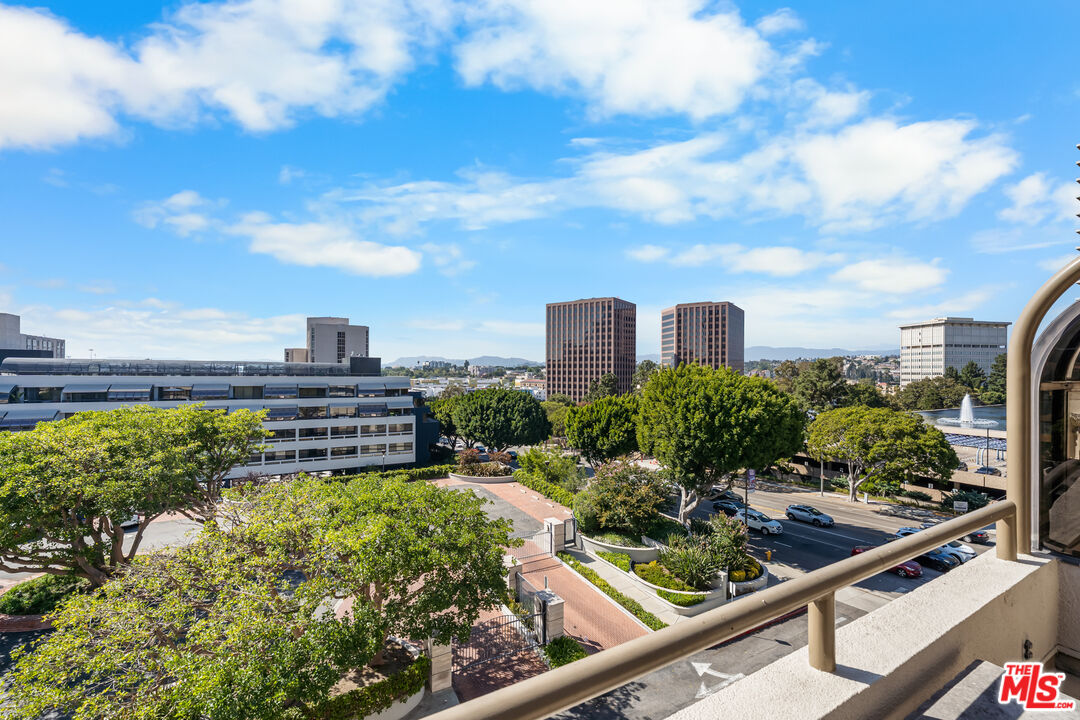 121 S Hope St Unit: 518