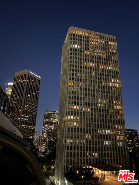 121 S Hope St Unit: 518