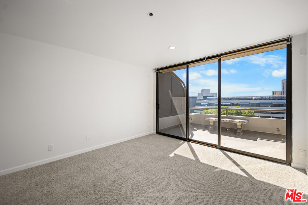 121 S Hope St Unit: 518