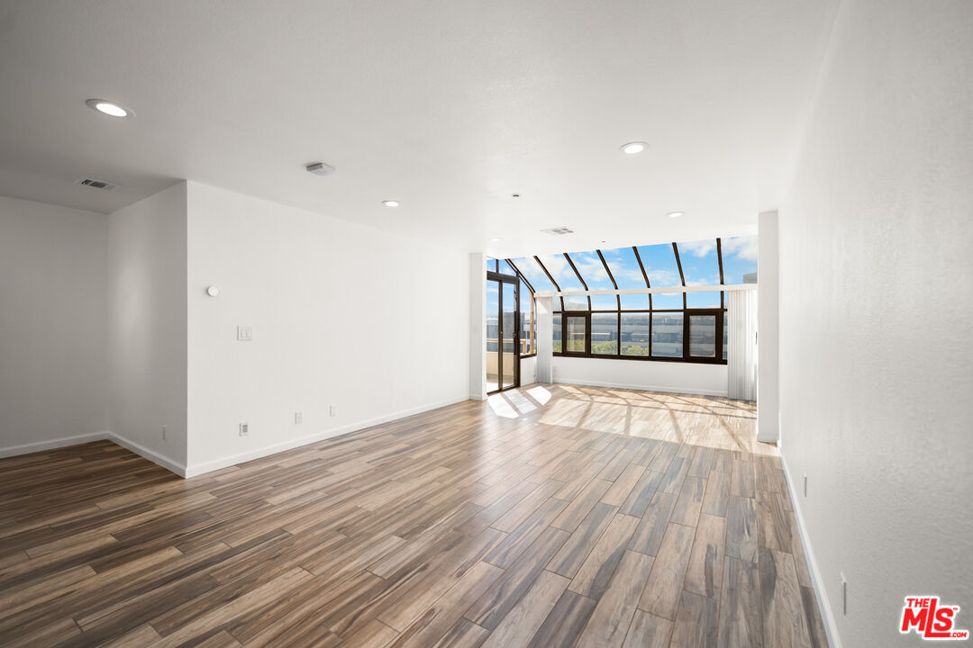 121 S Hope St Unit: 518