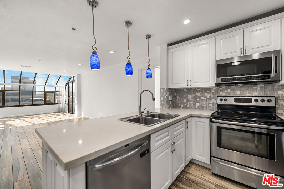 121 S Hope St Unit: 518