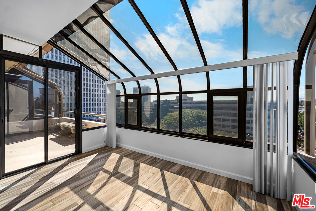 121 S Hope St Unit: 518