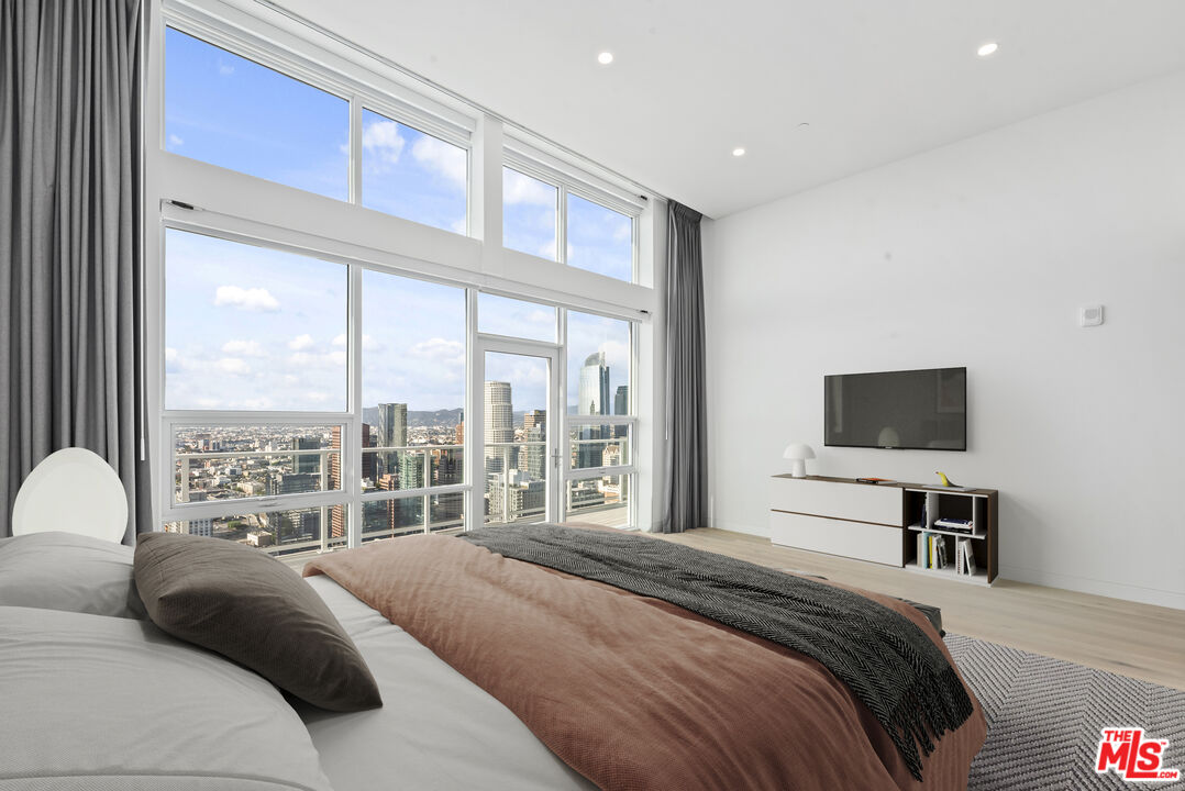 230 W Olympic Blvd Unit: PH 3
