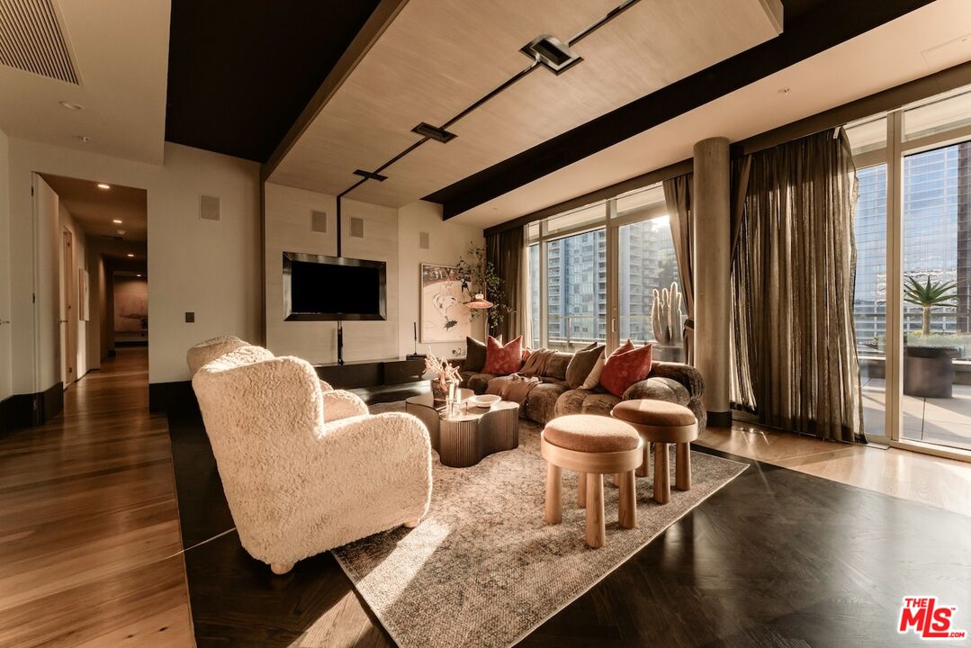 1155 S Grand Ave Unit: 2204