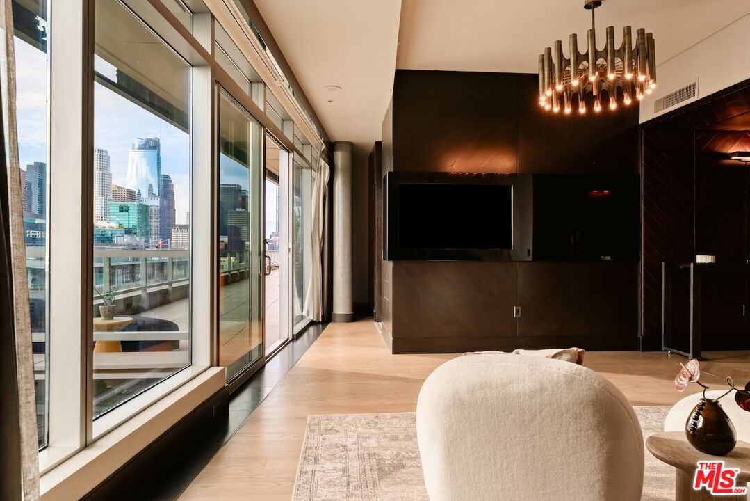1155 S Grand Ave Unit: 2204
