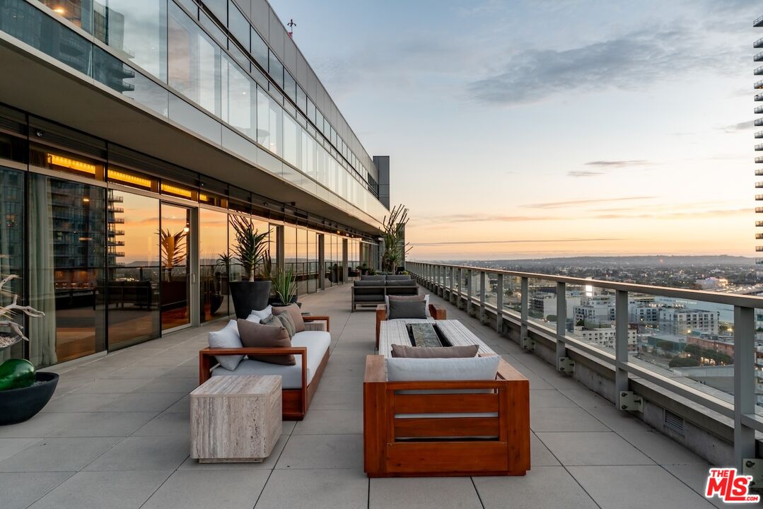 1155 S Grand Ave Unit: 2204