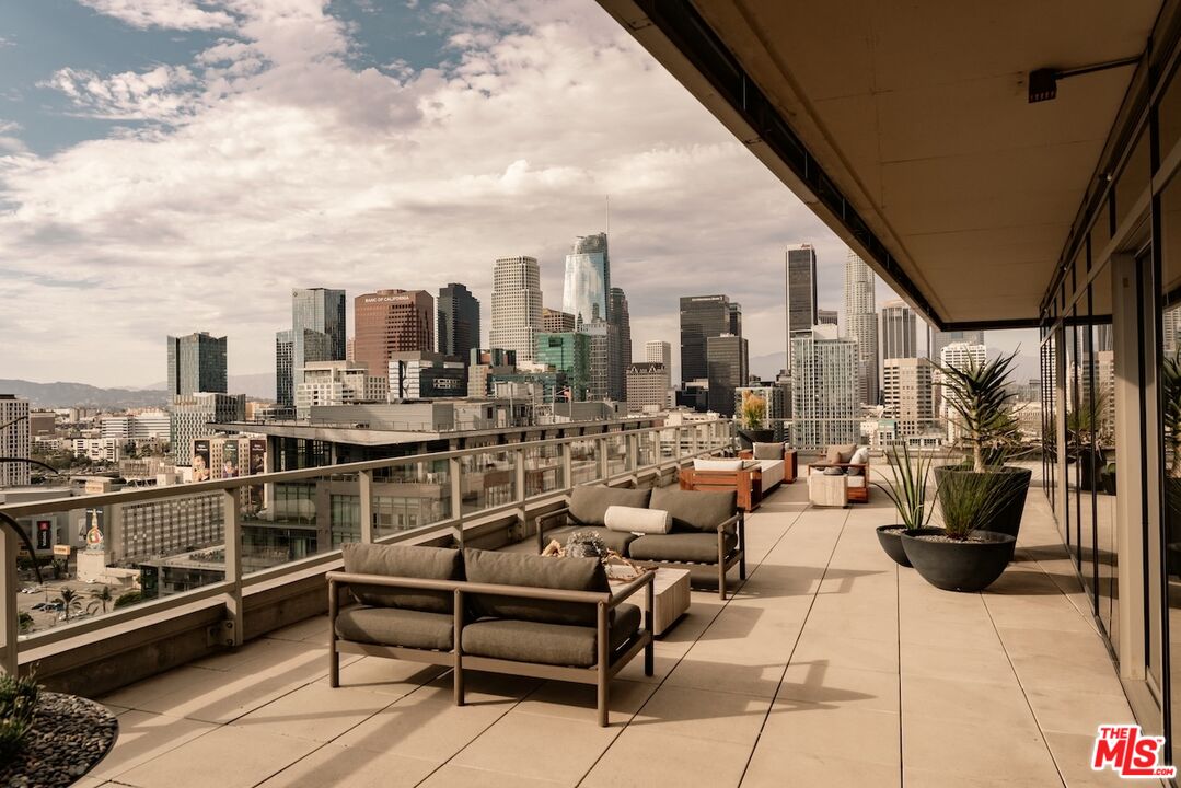 1155 S Grand Ave Unit: 2204