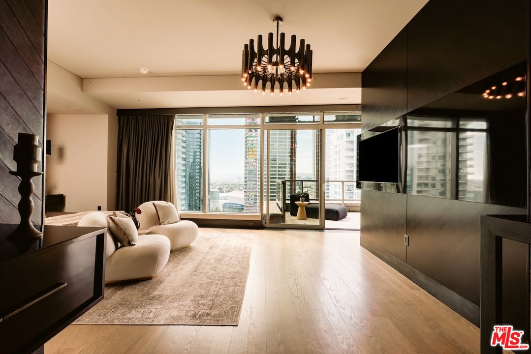 1155 S Grand Ave Unit: 2204
