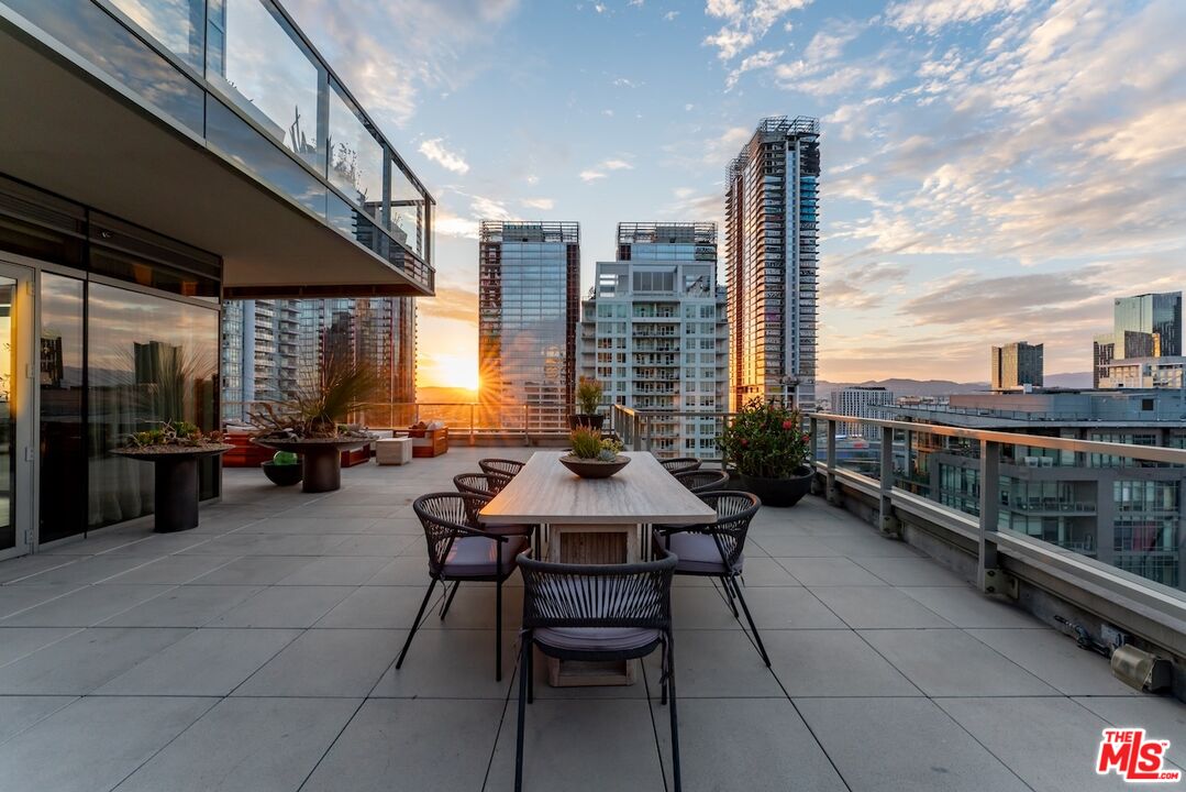 1155 S Grand Ave Unit: 2204