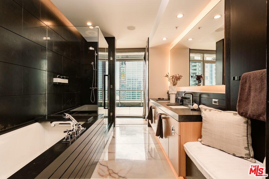 1155 S Grand Ave Unit: 2204