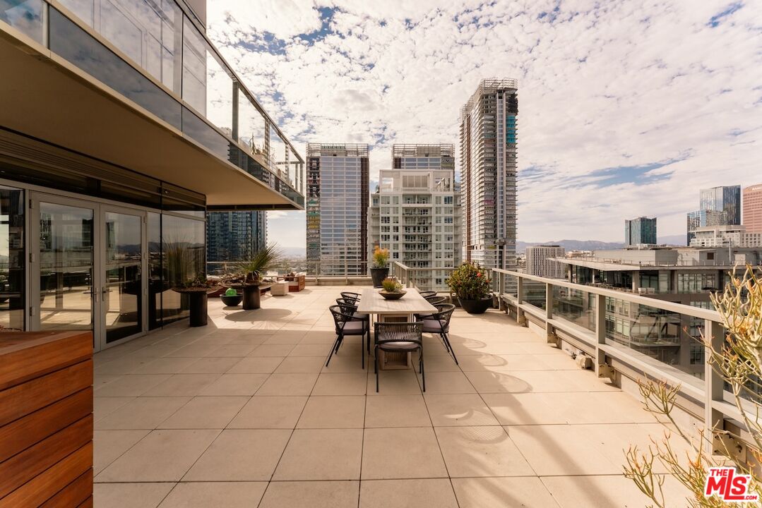 1155 S Grand Ave Unit: 2204