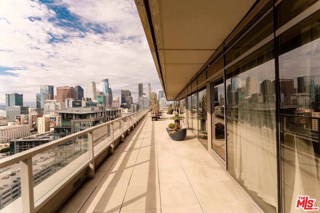 1155 S Grand Ave Unit: 2204