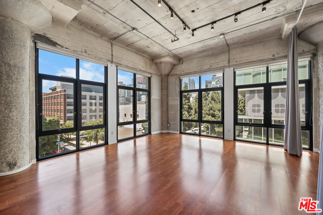 330 W 11th St Unit: 406