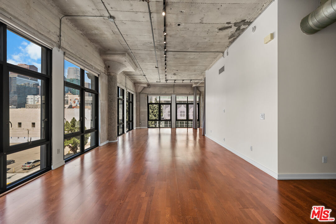 330 W 11th St Unit: 406