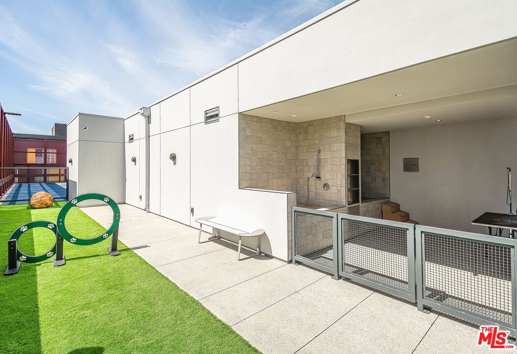 330 W 11th St Unit: 406