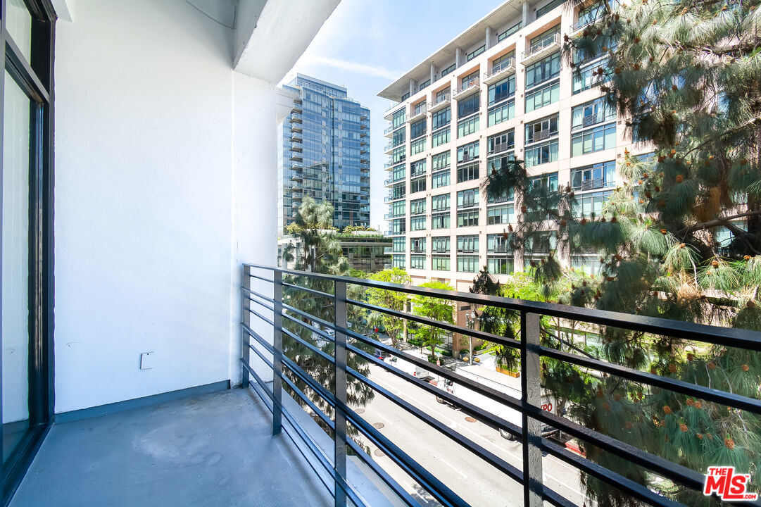 330 W 11th St Unit: 406