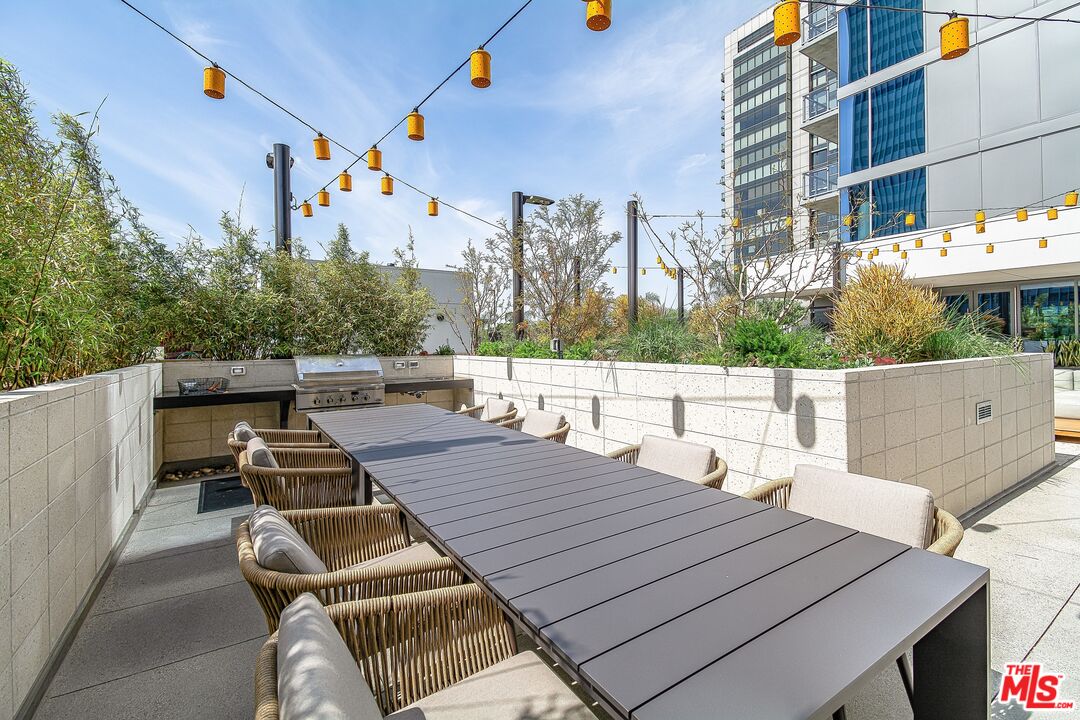 330 W 11th St Unit: 406